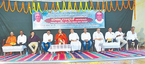 ಹೊಳಲ್ಕೆರೆ ತಾಲೂಕಿನ ಮಲ್ಲಾಡಿಹಳ್ಳಿ ಅನಾಥ ಸೇವಾಶ್ರಮದಲ್ಲಿ ಭಾನುವಾರ ಆಯೋಜಿಸಿದ್ದ ರಾಘವೇಂದ್ರ ಸ್ವಾಮೀಜಿ ಹಾಗೂ ಸೂರ್‌ದಾಸ್‌ಜಿ ಅವರ ಪುಣ್ಯಾರಾಧನೆ ಕಾರ್ಯಕ್ರಮದಲ್ಲಿ ಶ್ರೀ ಮಾದಾರ ಚನ್ನಯ್ಯ ಸ್ವಾಮೀಜಿ ಮಾತನಾಡಿದರು. ಡಾ.ಎನ್. ಶ್ರೀಕಂಠಮೂರ್ತಿ, ಎಸ್.ಕೆ. ಬಸವರಾಜನ್, ರಾಧಾಕೃಷ್ಣ ಪಲ್ಲಕ್ಕಿ, ಎಂ.ಜಿ. ರಾಮದಾಸ್ ಇತರರು ಇದ್ದರು. Worship