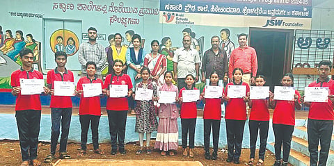 ಚಿಕ್ಕಜಾಜೂರಿನ ಎಸ್‌ಕೆಡಿಆರ್‌ಡಿಪಿಯ ಸಿಎಸ್‌ಸಿ ಕೇಂದ್ರದಲ್ಲಿ ನಡೆದ ಆನ್‌ಲೈನ್ ಒಲಂಪಿಯಾಡ್ ಪರೀಕ್ಷೆಯಲ್ಲಿ ಉತ್ತಮ ಸಾಧನೆ ತೋರಿದ ಹಿರೇಕಂದವಾಡಿ ಸರ್ಕಾರಿ ಪ್ರೌಢಶಾಲೆ ವಿದ್ಯಾರ್ಥಿಗಳಿಗೆ ಪ್ರಮಾಣ ಪತ್ರ ವಿತರಿಸಲಾಯಿತು. ಮುಖ್ಯ ಶಿಕ್ಷಕ ನಟರಾಜ್, ಬಿ.ಆರ್. ಈಶ್ವರಪ್ಪ, ವಲಯ ಮೇಲ್ವಿಚಾರಕಿ ಶಾರದಾ, ನೋಡೆಲ್ ಅಧಿಕಾರಿ ಅಜಯ್, ಸೇವಾ ಪ್ರತಿನಿಧಿ ಸಂಗೀತ, ಶ್ರುತಿ ಇತರರಿದ್ದರು. Certificate