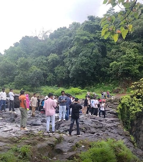  ಸುರಳ ಅರಣ್ಯದ ಡೆಲ್ಟಾ ಜಲಪಾತದ ಅಪಾಯಕಾರಿ ಸ್ಥಳದಲ್ಲಿ ಈಚೆಗೆ ಸೆಲ್ಫಿಗಾಗಿ ಸೇರಿದ್ದ ಜನಸ್ತೋಮ.