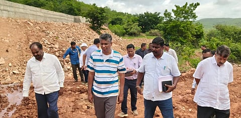 ಹುಕ್ಕೇರಿ ತಾಲೂಕಿನ ಹಿಡಕಲ್ ಡ್ಯಾಮ್ ಬಲದಂಡೆ ಕಾಲುವೆಗೆ ಭಾನುವಾರ ಭೇಟಿ ನೀಡಿದ ಸಚಿವ ಸತೀಶ ಜಾರಕಿಹೊಳಿ ಅಧಿಕಾರಿಗಳಿಂದ ಮಾಹಿತಿ ಪಡೆದರು. ಮಕರಂದ ಪೆಡ್ನೇಕರ, ಮಂಜುನಾಥ ಹೊಸಮನಿ, ಎ.ಎಸ್.ಕಾಖಂಡಕಿ ಇತರರಿದ್ದರು.