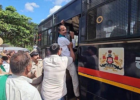 ಬೆಳಗಾವಿಯ ರೈತ ವೃತ್ತದಲ್ಲಿ ಭಾನುವಾರ ಬೆಳಗಾವಿ- ಬಾಗಲಕೋಟೆ ಹೆದ್ದಾರಿಯಲ್ಲಿ ಸಂಚಾರ ತಡೆದು ಪ್ರತಿಭಟಿಸಿದ ರೈತರನ್ನು ಪೊಲೀಸರು ವಶಕ್ಕೆ ಪಡೆದರು.