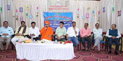 ಬೆಳಗಾವಿ ಮಹಾಂತ ಭವನದಲ್ಲಿ ಜರುಗಿದ ಅಂಚೆ ಚೀಟಿ, ನಾಣ್ಯಗಳ ಪ್ರದರ್ಶನದಲ್ಲಿ ಗುರುಸಿದ್ಧ ಸ್ವಾಮೀಜಿ ಮಾತನಾಡಿದರು. ಮುರುೇಂದ್ರಗೌಡ ಪಾಟೀಲ, ಹನುಮಂತ ಕೊಂಗಾಲಿ, ದೀಪಕ ಗುಡಗನಟ್ಟಿ, ಲಕ್ಷ್ಮೀಕಾಂತ ಗುರವ ಇತರರಿದ್ದರು.