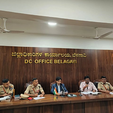 ಬೆಳಗಾವಿಯಲ್ಲಿ ಶುಕ್ರವಾರ ಜರುಗಿದ ಗಣರಾಜ್ಯೋತ್ಸವ ಪೂರ್ವಭಾವಿ ಸಭೆಯಲ್ಲಿ ಡಿಸಿ ಮೊಹಮ್ಮದ್‌ರೋಷನ್ ಮಾತನಾಡಿದರು. ಕೆ.ರಾಮರಾಜನ್, ಆರ್.ಬಿ.ಬಸರಗಿ, ಡಾ.ಭಾನುಪ್ರಕಾಶ ಇತರರಿದ್ದಾರೆ. 