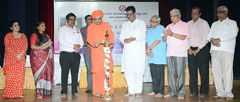 ಬೆಳಗಾವಿಯಲ್ಲಿ ಗುರುವಾರ ಜರುಗಿದ .ಗು.ಹಳಕಟ್ಟಿ ಜನ್ಮದಿನಾಚರಣೆಯಲ್ಲಿ ಡಾ.ಅಲ್ಲಮಪ್ರಭು ಸ್ವಾಮೀಜಿ ದೀಪ ಬೆಳೆಗಿದರು. ವಿಜಯಕುಮಾರ ಹೊನಕೇರಿ, ವಿದ್ಯಾವತಿ ಭಜಯಂತ್ರಿ, ಭವ್ಯ ಸಂಪಗಾರ, ಬಸವರಾಜ ರೊಟ್ಟಿ ಇತರರಿದ್ದರು. 