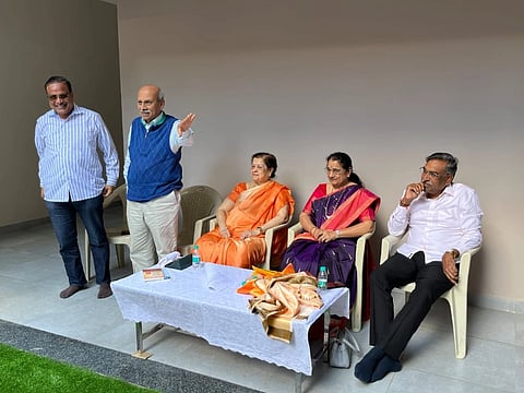 ಬೆಳಗಾವಿಯ ಸುಭಾಸ ನಗರದಲ್ಲಿನ ಅಖಿಲ ಭಾರತ ವೀರಶೈವ ಲಿಂಗಾಯತ ಮಹಾಸಭೆ ನೂತನ ವಿದ್ಯಾರ್ಥಿನಿಯರ ಉಚಿತ ವಸತಿ ನಿಲಯದಲ್ಲಿ ಭಾನುವಾರ ಹಮ್ಮಿಕೊಂಡಿದ್ದ ಪ್ರವೇಶಾರಂಭ ಕಾರ್ಯಕ್ರಮದಲ್ಲಿ ಡಾ.ಪ್ರಭಾಕರ ಕೋರೆ ಮಾತನಾಡಿದರು. ಆಶಾ ಕೋರೆ, ರತ್ನಪ್ರಭಾ ಬೆಲ್ಲದ, ಎಂ.ಬಿ.ಝೀರಲಿ, ರವಿಶಂಕರ ಭೂಪಲಾಪುರೆ ಇದ್ದರು.