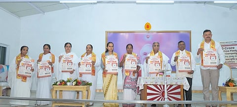 ಬೆಳಗಾವಿ ಬ್ರಹ್ಮಕುಮಾರಿ ಜಿಲ್ಲಾ ಕೇಂದ್ರದಲ್ಲಿ ಭಾನುವಾರ ಆಯೋಜಿಸಿದ್ದ ಸಮಾರಂಭದಲ್ಲಿ ನಶೆ ಮುಕ್ತ ಜಾಗೃತಿಯ ಪೋಸ್ಟರ್‌ನ್ನು ಕೆ.ಎಂ.ಜಾನಕಿ ಬಿಡುಗಡೆಗೊಳಿಸಿದರು. ಡಿ.ವೈ.ಬಸಾಪುರ, ರೋಹಿಣಿ ಬಸಾಪುರ, ಬ್ರಹ್ಮಕುಮಾರಿ ಅಂಬಿಕಾ, ಮಹಾಂತೇಶ ಹಿರೇಮಠ ಇತರರಿದ್ದರು.