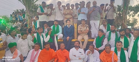 ಗುರ್ಲಾಪುರದಲ್ಲಿ ಕಬ್ಬು ಬೆಳೆಗಾರರ ಜತೆಗೆ ಡಿಸಿ ಮೊಹಮ್ಮದ್ ರೋಷನ್, ಎಸ್ಪಿ ಭೀಮಾಶಂಕರ ಗುಳೇದ  ಸಭೆ ನಡೆಸಿದರು.