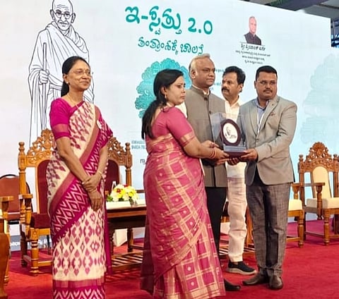 ಗಾಂಧಿ ಗ್ರಾಮ ಪುರಸ್ಕಾರ ಪ್ರಶಸ್ತಿಗೆ ಆಯ್ದೆಯಾದ ಹಿನ್ನೆಲೆಯಲ್ಲಿ  ಹಲಗೂರು ಗ್ರಾಮ ಪಂಚಾಯಿತಿ ಅಧ್ಯಕ್ಷೆ ಗುಲ್ನಾಜ್ ಭಾನು ಮತ್ತು ಪಿಡಿಒ ಕೆ.ಚೆಂದಿಲ್‌ಗೆ ಸಚಿವ ಪ್ರಿಯಾಂಕ್ ಖರ್ಗೆ ಪ್ರಶಸ್ತಿ ವಿತರಿಸಿದರು.