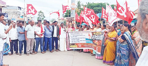  ಕರ್ನಾಟಕ ಪ್ರಾಂತ ರೈತ ಸಂಘ ಹಾಗೂ ಜನವಾದಿ ಮಹಿಳಾ ಸಂಘಟನೆಯಿಂದ ಹಲಗೂರಿನಲ್ಲಿ ವೃತ್ತದಲ್ಲಿ ಪ್ರತಿಭಟನೆ ನಡೆಯಿತು. 
