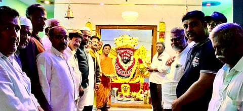 ಗ್ರಾಮದ ಮುಸ್ಲಿಂ ಬಾಂಧವರು ಪೂಜೆಯಲ್ಲಿ ಪಾಲ್ಗೊಂಡಿರುವುದು