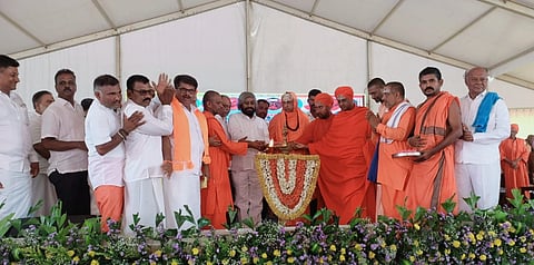 ಹಲಗೂರು ಸಮೀಪದ ಹಲಸಹಳ್ಳಿ ಗವಿಮಠದಲ್ಲಿ ಹಮ್ಮಿಕೊಂಡಿದ್ದ ರಾಜಗೋಪುರ ಮತ್ತು ಬಸವದ್ವಾರ ಉದ್ಘಾಟನಾ ಸಮಾರಂಭದಲ್ಲಿ ಸಚಿವ ಈಶ್ವರ ಖಂಡ್ರೆ, ಸುತ್ತೂರು ಶ್ರೀ ಶಿವರಾತ್ರಿ ದೇಶಿಕೇಂದ್ರ ಸ್ವಾಮೀಜಿ, ಕನಕಪುರ ದೇಗುಲ ಮಠದ ಶ್ರೀ ಚನ್ನಬಸವಸ್ವಾಮಿ, ಕುದೇರು ಮಠದ ಶ್ರೀ ಗುರುಶಾಂತಸ್ವಾಮಿ, ಮರಳೆಗವಿ ಮಠದ ಶ್ರೀ ಶಿವರುದ್ರಸ್ವಾಮಿ, ಮಾಜಿ ಶಾಸಕ ಕೆ.ಅನ್ನದಾನಿ ಇತರರು ಇದ್ದರು. 