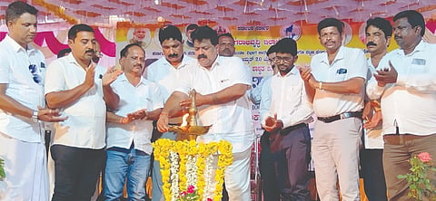 ಹೊನ್ನಾವರ ತಾಲೂಕಿನ ಮಂಕಿಯಲ್ಲಿ ನೀರು ಸರಬರಾಜು ಕಲ್ಪಿಸುವ ಯೋಜನೆಯ ಶಂಕುಸ್ಥಾಪನೆ ಕಾರ್ಯಕ್ರಮವನ್ನು ಎಂದು ಸಚಿವ ಮಂಕಾಳ ವೈದ್ಯ ಉದ್ಘಾಟಿಸಿದರು. ಗೋವಿಂದ ನಾಯ್ಕ, ಶಿವರಾಮ ನಾಯ್ಕ, ಶಿವರಾಮ ಸಂಗುಮನೆ ಇತರಿದ್ದರು.