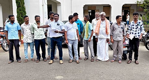 ಹಾಸನ ತಾಲೂಕಿನ ವಿವಿಧಡೆ ನಡೆಯುತ್ತಿರುವ ಕಲ್ಲು ಗಣಿಗಾರಿಕೆಯಿಂದ ಜನರಿಗಾಗುತ್ತಿರುವ ತೊಂದರೆ ಹಾಗೂ ಕಾನೂನು ಬಾಹಿರ ಗಣಿಗಾರಿಕೆಗೆ ಕಡಿವಾಣ ಹಾಕುವಂತೆ ಒತ್ತಾಯಿಸಿ ವಿವಿಧ ಗ್ರಾಮಗಳ ಗ್ರಾಮಸ್ಥರು ಜಿಲ್ಲಾಧಿಕಾರಿ ಕಚೇರಿ ಎದುರು ಪ್ರತಿಭಟನೆ ನಡೆಸಿದರು.