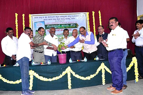 ಹಾಸನದ ಜಿಲ್ಲಾ ಕನ್ನಡ ಸಾಹಿತ್ಯ ಪರಿಷತ್ ಭವನದಲ್ಲಿ ಆಯೋಜಿಸಿದ್ದ ಕಾರ್ಯಕ್ರಮವನ್ನು ಗಣ್ಯರು ಉದ್ಘಾಟಿಸಿದರು. ಎಚ್.ಎಲ್. ಮಲ್ಲೇಶಗೌಡ, ಎಚ್.ಪಿ.ಮೋಹನ್, ಎನ್.ವಿ. ಗಿರೀಶ್, ಏಡುಕೊಂಡಲು, ಉಮೇಶ್ ಹೊಸಹಳ್ಳಿ, ಎಚ್.ಜಿ. ಶಿವಾನಂದಮೂರ್ತಿ, ಡಾ.ಕೆ.ಎಸ್. ಹರಶಿವಮೂರ್ತಿ, ಸುರೇಶ್ ಇತರರಿದ್ದರು.