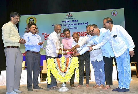 ಹಾಸನ ನಗರದ ಹಾಸನಾಂಬ ಕಲಾಕ್ಷೇತ್ರದಲ್ಲಿ ಆಯೋಜಿಸಿದ್ದ ಮಡಿವಾಳ ಮಾಚಿದೇವ ಜಯಂತಿಯನ್ನು ಗಣ್ಯರು ಉದ್ಘಾಟಿಸಿದರು. ಡಾ.ಎಚ್.ಎಲ್.ಮಲ್ಲೇಶ್‌ಗೌಡ, ತಾರಾನಾಥ್ ಇತರರಿದ್ದರು.
