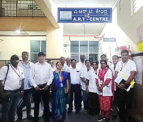 ನಗರದಲ್ಲಿ ಕೆಸಾಪ್ಸ್‌ನ ಜಂಟಿ ನಿರ್ದೇಶಕಿ ಡಾ.ಚಂದ್ರಕಲಾ ಏಡ್ಸ್ ನಿಯಂತ್ರಣ ಕಾರ್ಯಕ್ರಮಗಳ ಪ್ರಗತಿ ಪರಿಶೀಲನೆ ನಡೆಸಿದರು. ಡಾ. ಅನಿಲ್, ಡಾ.ವಿಜಯ್ ಗೊರೂರ್, ರವಿಕುಮಾರ್ ಇತರರಿದ್ದರು.