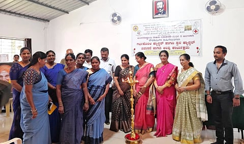ಹಾಸನ ನಗರದ ಸಾಲಗಾಮೆ ರಸ್ತೆಯ ಭಾರತೀಯ ರೆಡ್ ಕ್ರಾಸ್ ಭವನದಲ್ಲಿ ಪೌರಕಾರ್ಮಿಕ ಮಹಿಳೆಯರಿಗೆ ಗರ್ಭ ಕೊರಳ ಕ್ಯಾನ್ಸರ್ ಹಾಗೂ ಸ್ತನ ಕ್ಯಾನ್ಸರ್ ತಪಾಸಣೆ ಮತ್ತು ಅರಿವು ಕಾರ್ಯಕ್ರಮ ಹಮ್ಮಿಕೊಳ್ಳಲಾಗಿತ್ತು. ಎಚ್.ಪಿ.ಮೋಹನ್, ಡಾ.ಸಾವಿತ್ರಿ, ಡಾ.ರಂಗಲಕ್ಷ್ಮೀ, ಡಾ. ವಿಶಾಲಕ್ಷ್ಮೀ, ಡಾ.ಆದರ್ಶ್, ಇಂಜಿನಿಯರ್ ಕವಿತಾ ಇತರರಿದ್ದರು.