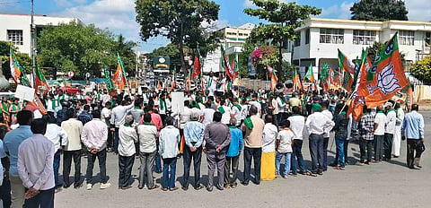 ಬಿಜೆಪಿ ರೈತಮೋರ್ಚಾದ ವತಿಯಿಂದ ನಗರದಲ್ಲಿ ಪ್ರತಿಭಟನೆ ನಡೆಸಲಾಯಿತು. ಶಾಸಕ ಸಿಮೆಂಟ್ ಮಂಜು, ಶಾಸಕ ಎಚ್.ಕೆ.ಸುರೇಶ್, ಎಂಎಲ್‌ಸಿ ಡಿ.ಎಸ್. ಅರುಣ್, ಬಿಜೆಪಿ ಜಿಲ್ಲಾಧ್ಯಕ್ಷ ಸಿದ್ದೇಶ್ ನಾಗೇಂದ್ರ, ಪ್ರಧಾನ ಕಾರ್ಯದರ್ಶಿಗಳಾದ ಅಮಿತ್ ಶೆಟ್ಟಿ ಇತರರಿದ್ದರು.