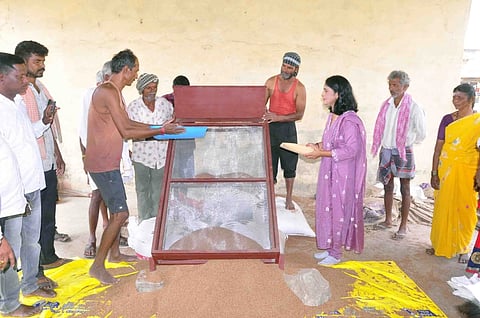 ಹಾಸನ ನಗರದ ಎಪಿಎಂಸಿ ಆವರಣದಲ್ಲಿರುವ ಬೆಂಬಲ ಬೆಲೆ ಯೋಜನೆಯಡಿ ರಾಗಿ ಖರೀದಿ ಕೇಂದ್ರಕ್ಕೆ ಕೆ.ಎಸ್ ಲತಾ ಕುಮಾರಿ ಭೇಟಿ ನೀಡಿ  ಪರಿಶೀಲಿಸಿದರು.