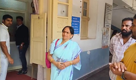ನಟ ಯಶ್ ಅವರ ತಾಯಿ ಪುಷ್ಪಾ ಸೋಮವಾರ ಅಪರ ಜಿಲ್ಲಾಧಿಕಾರಿಗೆ ಮನವಿ ನೀಡಿದರು.