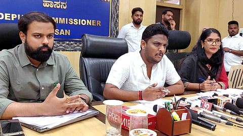 ಹಾಸನ ನಗರದ ಜಿಲ್ಲಾಧಿಕಾರಿ ಕಚೇರಿಯಲ್ಲಿ ಆಯೋಜಿಸಿದ್ದ ಜಿಲ್ಲಾ ವಿಪತ್ತು ನಿರ್ವಹಣಾ ಪ್ರಾಧಿಕಾರದ ಸಭೆಯಲ್ಲಿ ಸಂಸದ ಶ್ರೇಯಸ್ ಪಟೇಲ್ ಮಾತನಾಡಿದರು. ಡಿಸಿ ಲತಾ ಕುಮಾರಿ, ಸಿಇಒ ಶುಭಂ ಶುಕ್ಲ ಇತರೆ ಅಧಿಕಾರಿಗಳು ಇದ್ದರು.