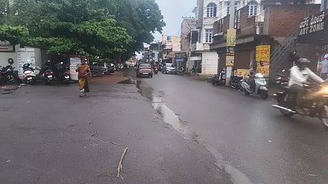 ಪಟ್ಟಣದಲ್ಲಿ ಮಧ್ಯಾಹ್ನ ಮತ್ತು ಸಂಜೆ ಮಳೆ ಸುರಿಯುತ್ತಿರುವುದು. 