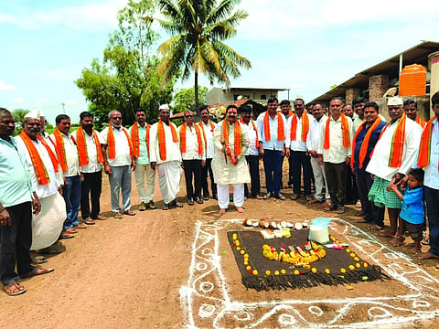 ಜಾಗನೂರ ಗ್ರಾಮದ ಖಿಂಡಿ ತೋಟದ ವಿಜಯನಗರ-ಗುರುಕುಲ ರಸ್ತೆ ಸುಧಾರಣಾ ಕಾಮಗಾರಿಗೆ ಡಿ.ಎಂ.ಐಹೊಳೆ ಭೂಮಿಪೂಜೆ ನೆರವೇರಿಸಿದರು. ಸುರೇಶ ಬೆಲ್ಲದ, ಸದಾಶಿವ ಘೋರ್ಪಡೆ, ಮಲ್ಲೇಶ ಹನಮಂತಗೋಳ ಇತರರಿದ್ದರು.