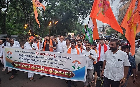  ಅಯೋಧ್ಯೆ ಶ್ರೀರಾಮ ಮಂದಿರದ ಹುಂಡಿ ಕಳವು ಆರೋಪಿಗಳ ವಿರುದ್ಧ ಕಠಿಣ ಕ್ರಮಕ್ಕೆ ಆಗ್ರಹಿಸಿ ಕಿನ್ನಿಗೋಳಿಯಲ್ಲಿ ಪಂಜಿನ ಮೆರವಣಿಗೆ, ಪ್ರತಿಭಟನಾ ಸಭೆ ನಡೆಯಿತು. ದ.ಕ. ಜಿಲ್ಲಾ ಧಾರ್ಮಿಕ ಪರಿಷತ್ ಸದಸ್ಯ ಲಕ್ಷ್ಮೀಶ ಗಬ್ಬಲಡ್ಕ, ಕೆಪಿಸಿಸಿ ಪ್ರಧಾನ ಕಾರ್ಯದರ್ಶಿ ಮಿಥುನ್ ರೈ ಮೊದಲಾದವರಿದ್ದರು.