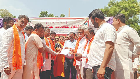 ಗೋರಕ್ಷಕರ ಮೇಲೆ ನಡೆದ ಹಲ್ಲೆ ಖಂಡಿಸಿ ವಿಶ್ವ ಹಿಂದೂ ಪರಿಷತ್​ ಹಾಗೂ ಬಜರಂಗದಳ ಕಾರ್ಯಕರ್ತರು ಪಟ್ಟಣದಲ್ಲಿ ತಹಸೀಲ್ದಾರ್​ ಕಲಗೌಡ ಪಾಟೀಲಗೆ ಮನವಿ ಸಲ್ಲಿಸಿದರು. ಮಡಿವಾಳ ರಾಜಯೋಗೀಂದ್ರ ಸ್ವಾಮೀಜಿ, ಪುನೀತ್​ ಕೆರೆಹಳ್ಳಿ, ಮಾಜಿ ಶಾಸಕ ಮಹಾಂತೇಶ ದೊಡಗೌಡರ, ಬಸವರಾಜ ಪರವಣ್ಣವರ, ಲಕ್ಷಿ$್ಮ ಇನಾಮದಾರ ಇತರರಿದ್ದರು.