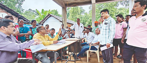 ಮಳವಳ್ಳಿ ಕಿ.ಪ್ರಾ. ಶಾಲೆಯಲ್ಲಿ ಶಿಕ್ಷಣಾಧಿಕಾರಿಗಳ ಸಮಕ್ಷಮ ಪಾಲಕರು ಹಾಗೂ ಊರವರು ಸಮಸ್ಯೆ ಬಗೆಹರಿಸಲು ಪಟ್ಟು ಹಿಡಿದರು. ಬಿಇಒ ಉದಯ ನಾಯ್ಕ, ಬಿಆರ್‌ಪಿ ಸಂಧ್ಯಾ ರಾಯ್ಕರ, ಸಿಆರ್‌ಪಿ ಲೋಕೇಶ ಭಟ್, ಗಣಪತಿ ಗೌಡ, ತಾರಾ ಗೌಡ, ವಿನಾಯಕ ಅಂಬಿಗ ಇತರರಿದ್ದರು.
