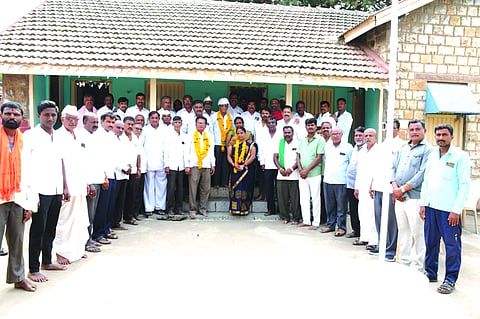 ಕೌಜಲಗಿ ಗ್ರಾಮದ ಕೃಷಿ ಸರಕಾರ ಸಂಘದ ಅಧ್ಯಕ್ಷ ಸಿದ್ದಪ್ಪ ಹಳ್ಳೂರ, ಜಿಪಂ ಮಾಜಿ ಸದಸ್ಯ ರಾಜೇಂದ್ರ ಸಣ್ಣಕ್ಕಿ ಅವರನ್ನು ಸನ್ಮಾನಿಸಲಾಯಿತು. ನೀಲಪ್ಪ ಕೇವಟಿ, ಮಹೇಶ ಪಟ್ಟಣಶೆಟ್ಟಿ, ಶಿವಾನಂದ ಲೋಕಣ್ಣವರ ಇತರರಿದ್ದರು.