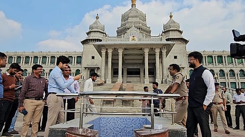 ಸುವರ್ಣ ವಿಧಾನ ಸೌಧದಲ್ಲಿ ಜಿಲ್ಲಾಧಿಕಾರಿ ಮೊಹಮ್ಮದ್ ರೋಷನ್, ಜಿಪಂ ಸಿಇಒ ರಾಹುಲ್ ಶಿಂಧೆ, ಎಸ್ಪಿ ಭೀಮಾಶಂಕರ ಗುಳೇದ ಇತರರು ಚಳಿಗಾಲ ಅಧಿವೇಶನ ಸಿದ್ಧತೆ ಪರಿಶೀಲಿಸಿದರು.