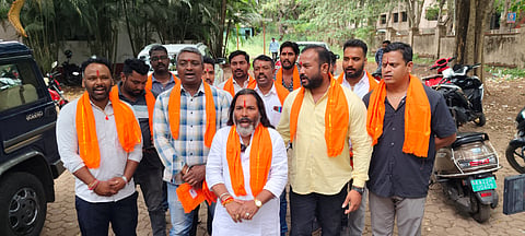 ಬೆಳಗಾವಿ ನಗರದಲ್ಲಿ ಮಂಗಳವಾರ ಶ್ರೀರಾಮಸೇನೆ ಕಾರ್ಯಕರ್ತರು ಪ್ರತಿಭಟಿಸಿದರು. ರವಿಕುಮಾರ ಕೋಕಿತ್ಕರ, ವಿನಯ ಅಂಗರೋಳಿ, ಬಾಳು ಪವಾರ, ಸಂತೋಷ ಜಾಧವ, ಓಂಕಾರ ಗೋಡ್ಸೆ ಇತರರಿದ್ದರು.