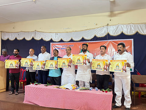 ಬೆಳಗಾವಿ ನಗರದ ಗೋಮಟೇಶ ವಿದ್ಯಾಪೀಠದಲ್ಲಿ ಶನಿವಾರ ಹಮ್ಮಿಕೊಂಡಿದ್ದ ಬಿ.ಎಸ್.ವೈ.ಅಭಿಮಾನೋತ್ಸವ’ ಕಾರ್ಯಕ್ರಮದಲ್ಲಿ ಅಭಿಮಾನೋತ್ಸವದ ಕಾರ್ಯಕ್ರಮದ ಪೋಸ್ಟರ ಬಿಡುಗಡೆಗೊಳಿಸಿದರು. ಮಹಾಂತೇಶ ಕವಟಗಿಮಠ, ಸುಭಾಷ ಪಾಟೀಲ, ವಿಠ್ಠಲ ಹಲಗೇಕರ್,ಅರವಿಂದ ಪಾಟೀಲ ಇತರರಿದ್ದರು.