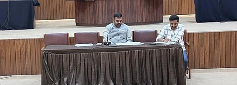  ಬೆಳಗಾವಿ ಪಾಲಿಕೆ ಪರಿಷತ್ ಸಭಾಂಗಣದಲ್ಲಿ ಬುಧವಾರ ನಡೆದ ಸಭೆಯಲ್ಲಿ ಕಾರ್ತಿಕ್.ಎಂ. ಮಾತನಾಡಿದರು.  ಉದಯಕುಮಾರ ಟಿ.ಬಿ. ಇತರರಿದ್ದ
