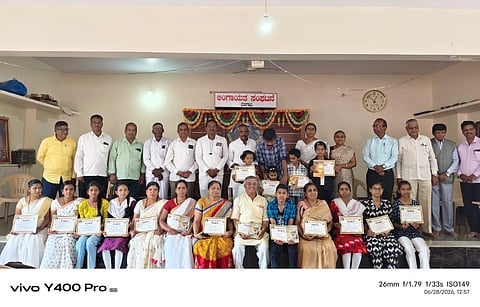  ಬೆಳಗಾವಿ ನಗರದಲ್ಲಿ ಜರುಗಿದ ಜಿಲ್ಲಾಮಟ್ಟದ ವಚನ ಕಂಠಪಾಠ ಸ್ಪರ್ಧೆಯಲ್ಲಿ  ಭಾಗವಹಿಸಿದ ಸ್ಪರ್ಧಿಗಳು.ಚನ್ನಪ್ಪ ನರಸನ್ನವರ,ಸರಸ್ವತಿ ಯಡಾಲ, ಸಂಕೇತ ಎಂ. ಮೇಟಿ, ಶಕುಂತಲಾ ಚೆನ್ನಪ್ಪ ನರಸನ್ನವರ ಇತರರಿದ್ದರು.