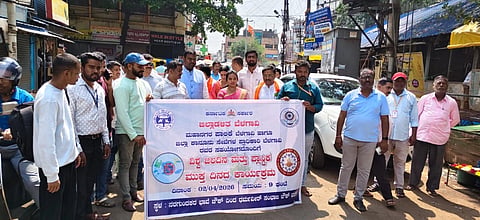 ಬೆಳಗಾವಿ ನಗರದ ನರಗುಂದಕರ ಬಾವಿ ಚೌಕ್‌ನಲ್ಲಿ ಗುರುವಾರ ವಿಶ್ವ ಜಲದಿನ ಅರಿವು ಅಭಿಯಾನಕ್ಕೆ ಮೇಯರ್ ಪ್ರೀತಿ ಕಾಮಕರ್, ಉಪಮೇಯರ್ ಹಣಮಂತ ಕೊಂಗಾಲಿ ಚಾಲನೆ ನೀಡಿದರು. ಜಯತೀರ್ಥ ಸವದತ್ತಿ, ಶ್ರೇಯಸ ನಾಕಾಡಿ, ಲಕ್ಷ್ಮೀ ರಾಠೋಡ ಇತರರಿದ್ದರು.