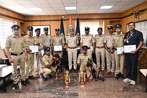   ಬೆಳಗಾವಿ ನಗರ ಪೊಲೀಸ್ ಆಯುಕ್ತಾಲಯ ಕಚೇರಿ ಸಭಾಂಗಣದಲ್ಲಿ ಬುಧವಾರ  ಬೆಳಗಾವಿ ಉತ್ತರ ವಲಯ ಮಟ್ಟದ ಕರ್ತವ್ಯ ಕೂಟ-2026ರಲ್ಲಿ ಅತ್ಯೂತ್ತಮ  ಸಾಧನೆ ತಂಡವನ್ನು ಆಯುಕ್ತ ಭೂಷಣ ಬೋರಸೆ ಅಭಿನಂದಿಸಿದರು.