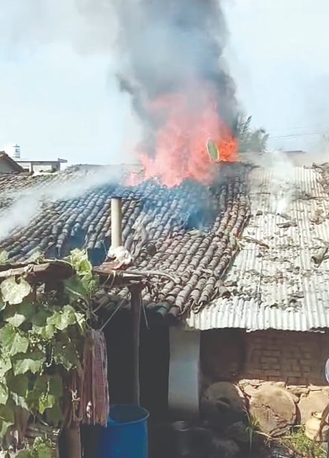 ಬೆಂಕಿ ಕೆಣ್ಣಾಲಿಗೆಗೆ ಸುಟ್ಟು ಕರಕಲಾದ ಗೃಹೋಪಯೋಗಿ ವಸ್ತುಗಳು.