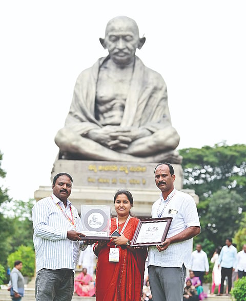 ಗಾಂಧಿ ಗ್ರಾಮ ಪುರಸ್ಕಾರ ಪಡೆದ ಮೇಲುಕೋಟೆ ಗ್ರಾಮ ಪಂಚಾಯಿತಿ ಅಧ್ಯಕ್ಷೆ ಭವಾನಿ ಹರಿಧರ್, ಉಪಾಧ್ಯಕ್ಷ ಜಿ.ಕೆ.ಕುಮಾರ್, ಪಿಡಿಒ ರಾಜೇಶ್ವರ್ ಪ್ರಶಸ್ತಿಯನ್ನು ವಿಧಾನಸೌಧದ ಎದುರಿನ ಗಾಂಧೀಜಿ ಪತ್ರಿಮೆಗೆ ಅರ್ಪಿಸಿದರು.