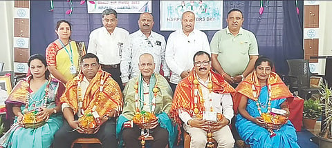 ಮಳವಳ್ಳಿ ಪಟ್ಟಣದ ರೋಟರಿ ಶಾಲೆಯಲ್ಲಿ ಗುರುವಾರ ಹಮ್ಮಿಕೊಂಡಿದ್ದ ವೈದರ ದಿನಾಚರಣೆ ಕಾರ್ಯಕ್ರಮದಲ್ಲಿ ವೈದ್ಯಾರಾದ ಡಾ.ವೀರಭದ್ರಪ್ಪ, ಡಾ. ಸಂಜಯ್, ಡಾ.ಲಕ್ಷ್ಮೀ, ಡಾ.ದಯಾನಂದ, ಡಾ.ಅರುಣ್ ಕುಮಾರ್, ಡಾ. ರಮ್ಯ ಅವರನ್ನು ಸನ್ಮಾನಿಸಲಾಯಿತು. ಘನಶ್ಯಾಮ್ ದಾಸ್, ಆರ್.ಜಿ.ಮಹದೇವಸ್ವಾಮಿ, ಟಿ.ಎಸ್.ಪ್ರಕಾಶ್, ಶ್ವೇತಾ ಗೌಡ  ಇದ್ದರು. 