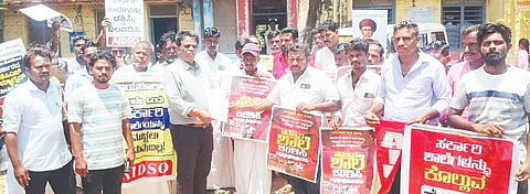 ಮಾನ್ವಿಯಲ್ಲಿ ಬಿಇಒ ಚಂದ್ರಶೇಖರ ದೊಡ್ಡಮನಿಗೆ ಎಐಡಿಎಸ್‌ಒ ತಾಲೂಕು ಘಟಕ ಮನವಿ ಸಲ್ಲಿಸಿತು. ಪ್ರಮುಖರಾದ ಕಲ್ಯಾಣಕುಮಾರ್, ಬಸವರಾಜ್, ನಂದಗೋಪಾಲ್, ಚನ್ನಪ್ಪ ಬಡಿಗೇರ್, ಶರಣಪ್ಪ, ಮಲ್ಲಿಕಾರ್ಜುನ ಇದ್ದರು.