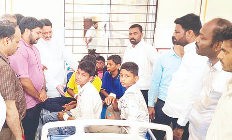 ಮಾನ್ವಿ ಸರ್ಕಾರಿ ತಾಯಿ ಮತ್ತು ಮಕ್ಕಳ ಆಸ್ಪತ್ರೆಯಲ್ಲಿ ಅಸ್ವಸ್ಥ ವಿದ್ಯಾರ್ಥಿಗಳ ಆರೋಗ್ಯವನ್ನು ಮಾಜಿ ಶಾಸಕ ರಾಜಾ ವೆಂಕಟಪ್ಪನಾಯಕ ವಿಚಾರಿಸಿದರು.