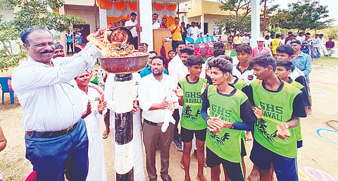 ಕನಕಗಿರಿ ತಾಲೂಕು ಮಟ್ಟದ ಪಿಯು ಕಾಲೇಜುಗಳ ಕ್ರೀಡಾಜ್ಯೋತಿಯನ್ನು ಪ್ರಾಚಾರ್ಯ ಸುಭಾಷಚಂದ್ರ ಪಾಟೀಲ್ ಬೆಳಗಿಸಿದರು.