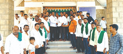 ಸವದತ್ತಿ ನಗರದಲ್ಲಿ ರೈತ ಸಂಘ ಹಾಗೂ ಹಸಿರು ಸೇನೆ ಮುಖಂಡರು ತಹಸೀಲ್ದಾರ್ ಮಲ್ಲಿಕಾರ್ಜುನ ಹೆಗ್ಗನ್ನವರಗೆ ಮನವಿ ಸಲ್ಲಿಸಿದರು. ಶಿವಾನಂದ ಸರದಾರ, ಸುರೇಶ ಸಂಪಗಾವಿ, ಜಗದೀಶ ಅಗಡಿ, ಮಲ್ಲಪ್ಪ ಹುಂಡನವರ ಇತರರಿದ್ದರು.