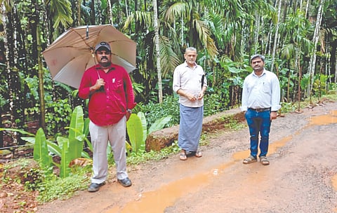 ಸಿದ್ದಾಪುರ ತಾಲೂಕಿನ ಕರ್ಕಿಸವಲ್ ಬಳಿ ಸೇತುವೆ ಕುಸಿದ ಸ್ಥಳಕ್ಕೆ ಸಿದ್ದಾಪುರ ಜಿಪಂ ಉಪವಿಭಾಗದ ಎಇಇ  ಬಸವರಾಜ ಸಿ ಹಾಗೂ ಇಂಜಿನಿಯರ್ ಗಣೇಶ ಹೆಗಡೆ ಗುರುವಾರ ಭೇಟಿ ನೀಡಿ ಸ್ಥಳ ಪರಿಶೀಲಿಸಿದರು. ನರಹರಿ ಹೆಗಡೆ ಕರ್ಕಿಸವಲ್ ಇದ್ದರು.