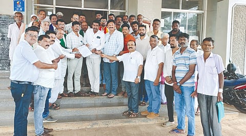 ಸಿದ್ದಾಪುರದಲ್ಲಿ ಜಿಲ್ಲಾ ರೈತ ಕ್ಷೇಮಾಭಿವೃದ್ಧಿ ಸಮಿತಿ ಹಾಗೂ ವಿವಿಧ ಸಂಘಟನೆಯವರು ಉಪ ತಹಸೀಲ್ದಾರ್ ಜಿ.ಎಲ್. ಶಾಮಸುಂದರ  ಅವರಿಗೆ  ಮನವಿ ಸಲ್ಲಿಸಿದರು. ವೀರಭದ್ರ ನಾಯ್ಕ, ಪಿ.ವಿ. ಹೆಗಡೆ, ನಂದನ ಬೋರ್ಕರ್,ಶಿವಾನಂದ, ಮಾರುತಿ ನಾಯ್ಕ ಹೊಸೂರು, ಗುರುರಾಜ ಶಾನಭಾಗ, ಅನಿಲ್ ಕೊಠಾರಿ , ಲಕ್ಷಣ ನಾಯ್ಕ,  ಚಂದ್ರಶೇಖರ ನಾಯ್ಕ, ಪಿ .ಡಿ. ನಾಯ್ಕ, ಸುರೇಶ ನಾಯ್ಕ, ತಿಮ್ಮಣ್ಣ ನಾಯ್ಕ, ರೇವಣ್ಣ ನಾಯ್ಕ, ವಿನಾಯಕ, ರಾಘವೇಂದ್ರ, ಕೃಷ್ಣಮೂರ್ತಿ ಇತರರಿದ್ದರು.