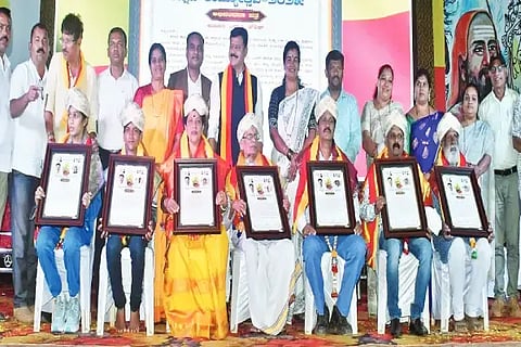 ಸಾಗರ ನಗರಸಭೆ ರಂಗಮಂದಿರದಲ್ಲಿ ಆಯೋಜಿಸಿದ್ದ ಕನ್ನಡ ರಾಜ್ಯೋತ್ಸವ ಸಾಂಸ್ಕೃತಿಕ ವೈಭವ ಸಂಜೆ ಕಾರ್ಯಕ್ರಮದಲ್ಲಿ ವಿವಿಧ ಕ್ಷೇತ್ರದ ಸಾಧಕರಿಗೆ ಸನ್ಮಾನಿಸಲಾಯಿತು. ಗೋಪಾಲಕೃಷ್ಣ ಬೇಳೂರು, ಮೈತ್ರಿ ಪಾಟೀಲ್, ಸವಿತಾ ವಾಸು, ವೀರೇಶ್‌ಕುಮಾರ್ ಇತರರಿದ್ದರು.
