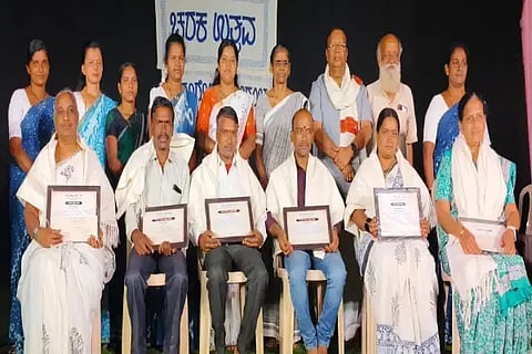 ಸಾಗರ ತಾಲೂಕಿನ ಹೊನ್ನೇಸರದ ಚರಕ ಶ್ರಮಜೀವಿ ಆಶ್ರಮದಲ್ಲಿ ಹಮ್ಮಿಕೊಂಡಿದ್ದ ಚರಕ ಉತ್ಸವದಲ್ಲಿ ಕಾರ್ಮಿಕರಿಗೆ ಕಾಯಕ ಪ್ರಶಸ್ತಿ ಪ್ರದಾನ ಮಾಡಲಾಯಿತು. ಬಸವರಾಜ್ ಪಾಟೀಲ್, ಪ್ರಸನ್ನ, ಮಹಾಲಕ್ಷ್ಮೀ, ಮಮತಾ ಕೃಷ್ಣ, ಪ್ರಿಯಾಂಕಾ ಇತರರಿದ್ದರು.