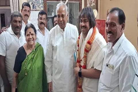 ಸಾಗರದಲ್ಲಿ ಮಾಜಿ ಸಚಿವ ಕಾಗೋಡು ತಿಮ್ಮಪ್ಪ ಅವರ ಮನೆಗೆ ಸಚಿವ ಮಧು ಬಂಗಾರಪ್ಪ ಭೇಟಿ ನೀಡಿ ಆಶೀರ್ವಾದ ಪಡೆದರು. ಕಲಸೆ ಚಂದ್ರಪ್ಪ, ಗಿರೀಶ್ ಕೋವಿ ಇತರರಿದ್ದರು.